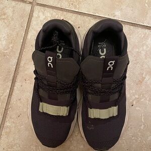 On cloud nova women’s sneakers, size 6